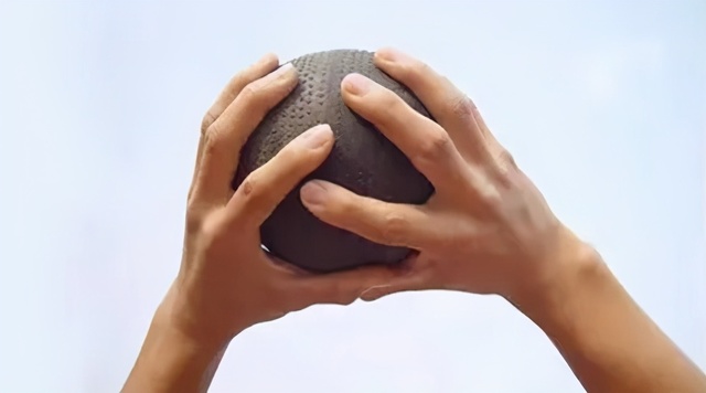 2021中考体育掷实心球动作要领和训练方法